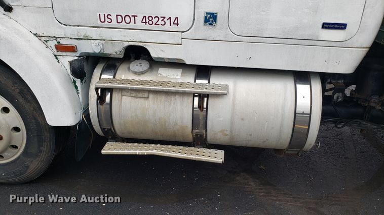 image for item EU9862 1993 White GMC WCM box truck