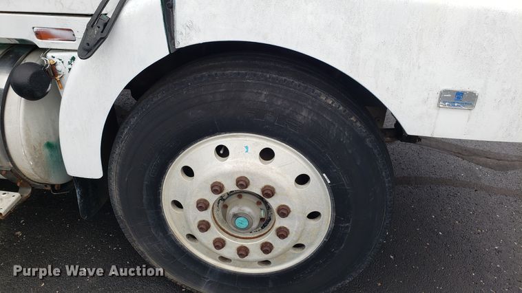 image for item EU9862 1993 White GMC WCM box truck