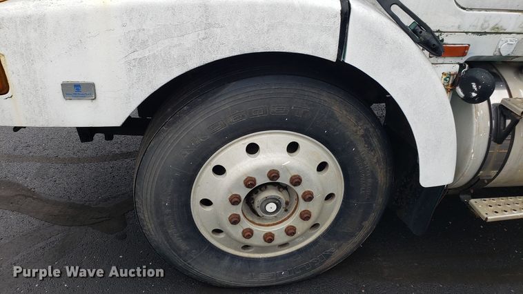 image for item EU9862 1993 White GMC WCM box truck