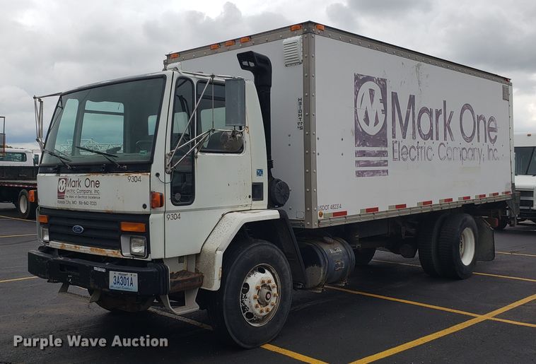 image for item EU9863 1993 Ford CF8000 box truck