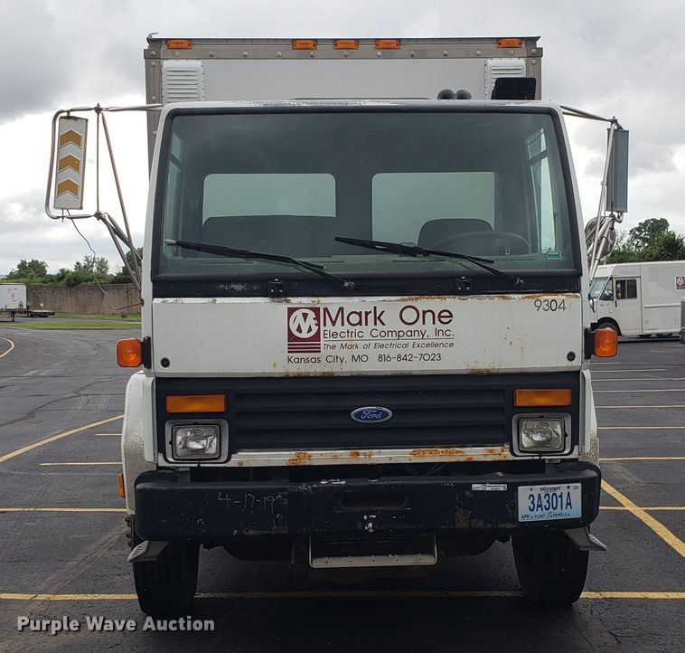 image for item EU9863 1993 Ford CF8000 box truck