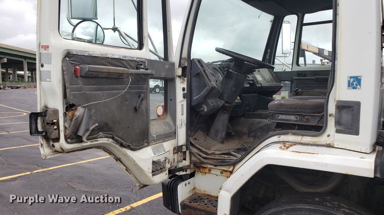 image for item EU9863 1993 Ford CF8000 box truck