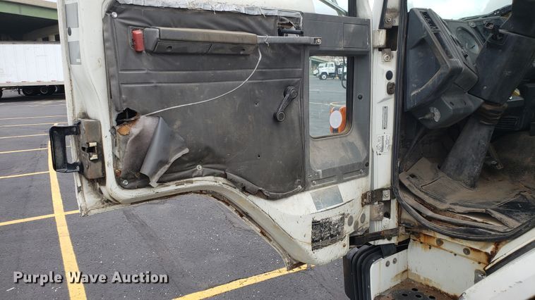 image for item EU9863 1993 Ford CF8000 box truck