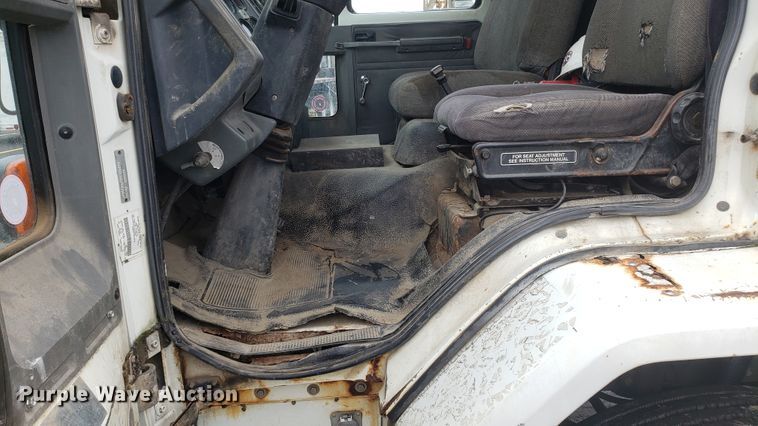 image for item EU9863 1993 Ford CF8000 box truck