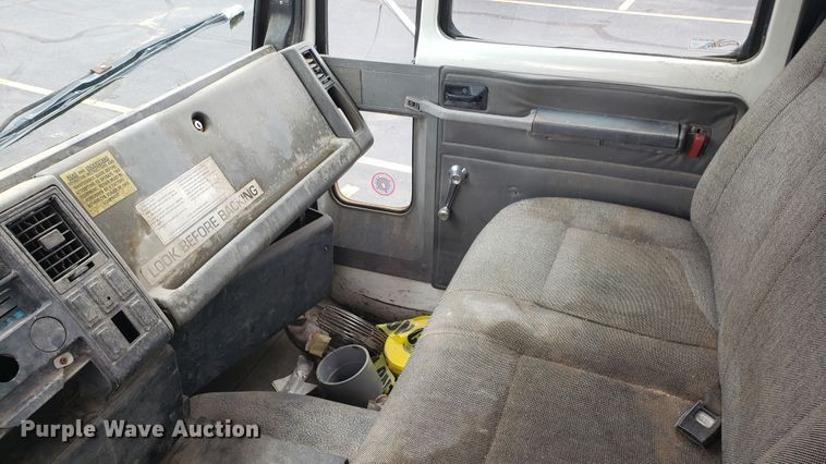 image for item EU9863 1993 Ford CF8000 box truck