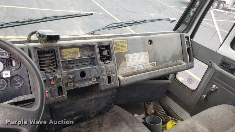 image for item EU9863 1993 Ford CF8000 box truck