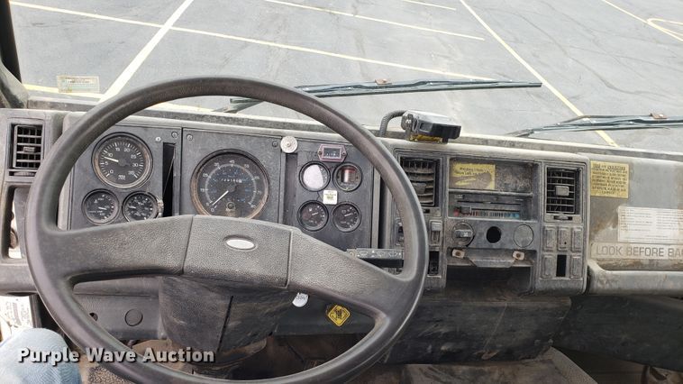 image for item EU9863 1993 Ford CF8000 box truck