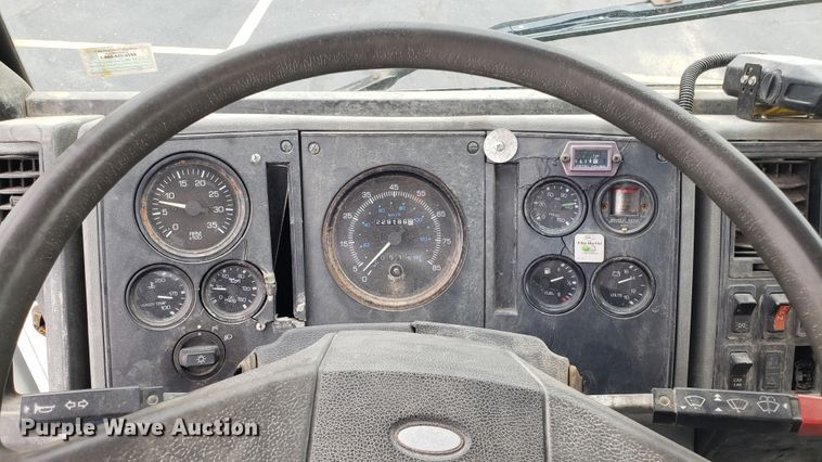 image for item EU9863 1993 Ford CF8000 box truck