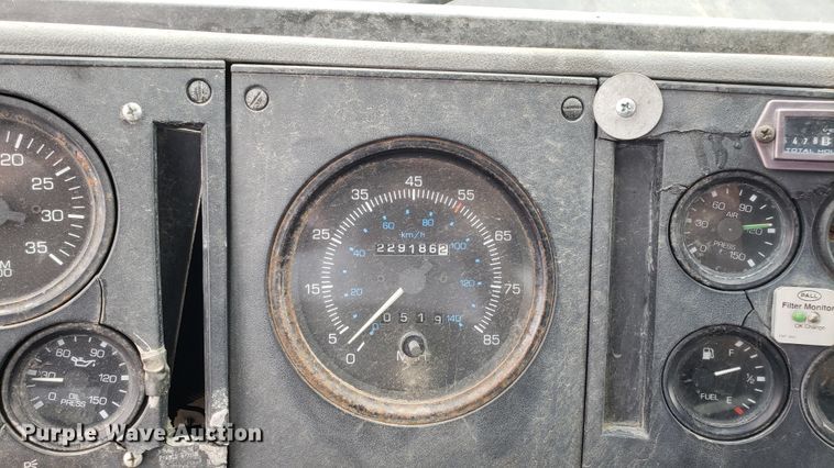 image for item EU9863 1993 Ford CF8000 box truck