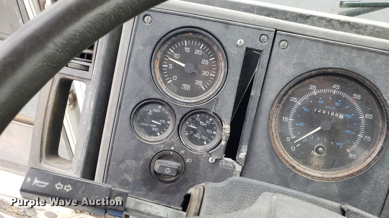 image for item EU9863 1993 Ford CF8000 box truck