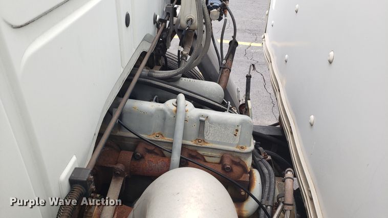 image for item EU9863 1993 Ford CF8000 box truck