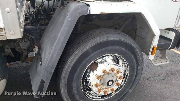 image for item EU9863 1993 Ford CF8000 box truck