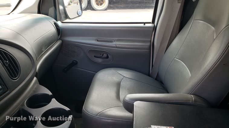 image for item EU9868 2006 Ford E250 van