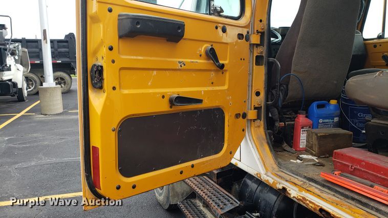 image for item EU9870 1996 International 4900 Crew Cab dump truck