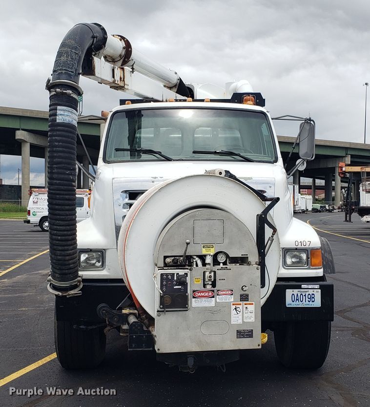 image for item EU9871 2001 Sterling L Line hydrovac truck