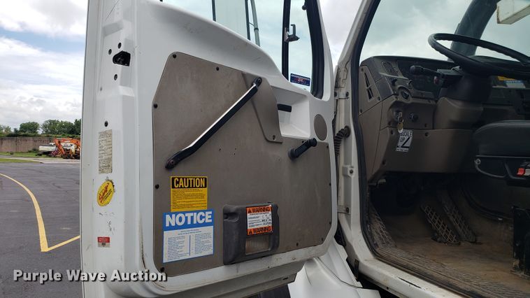 image for item EU9871 2001 Sterling L Line hydrovac truck