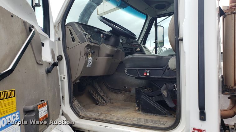 image for item EU9871 2001 Sterling L Line hydrovac truck