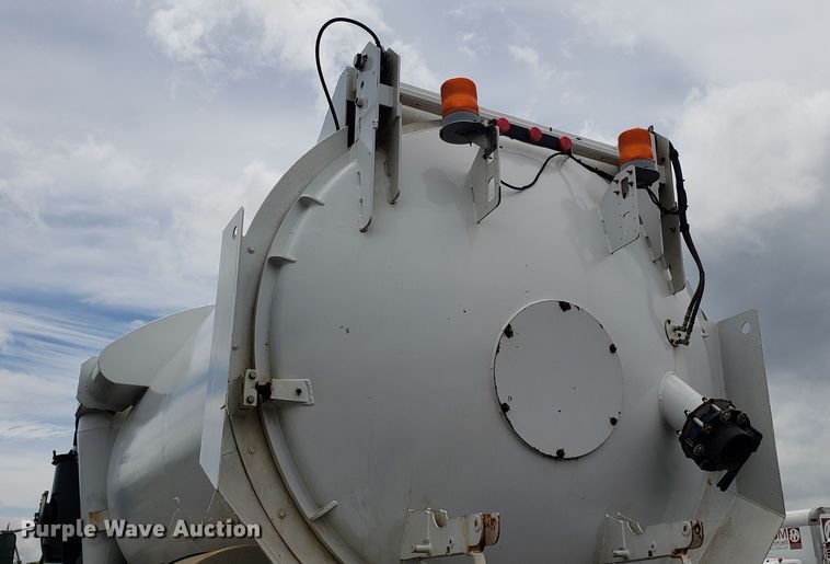 image for item EU9871 2001 Sterling L Line hydrovac truck