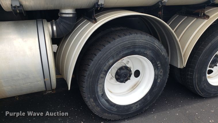 image for item EU9871 2001 Sterling L Line hydrovac truck