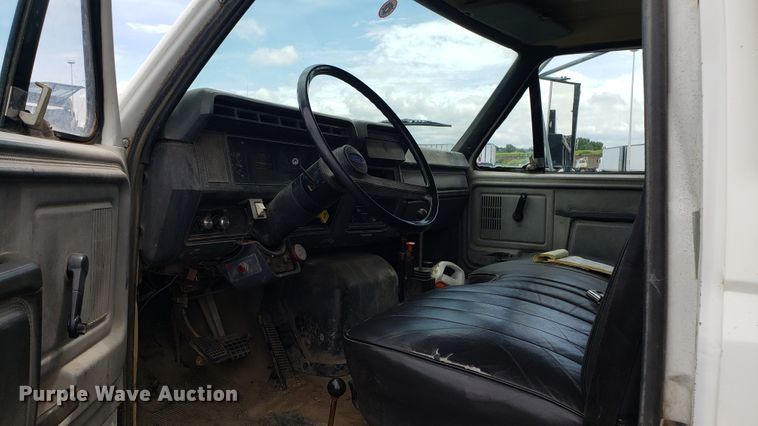 image for item EU9872 1991 Ford F800 dump truck