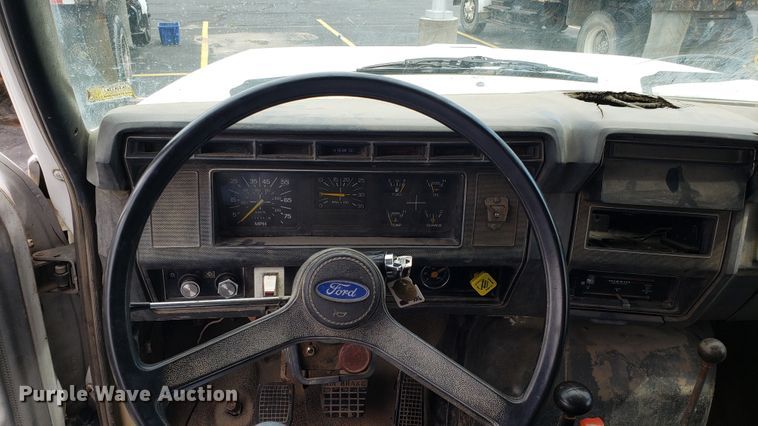 image for item EU9872 1991 Ford F800 dump truck