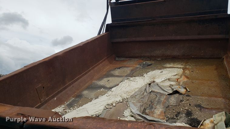 image for item EU9872 1991 Ford F800 dump truck