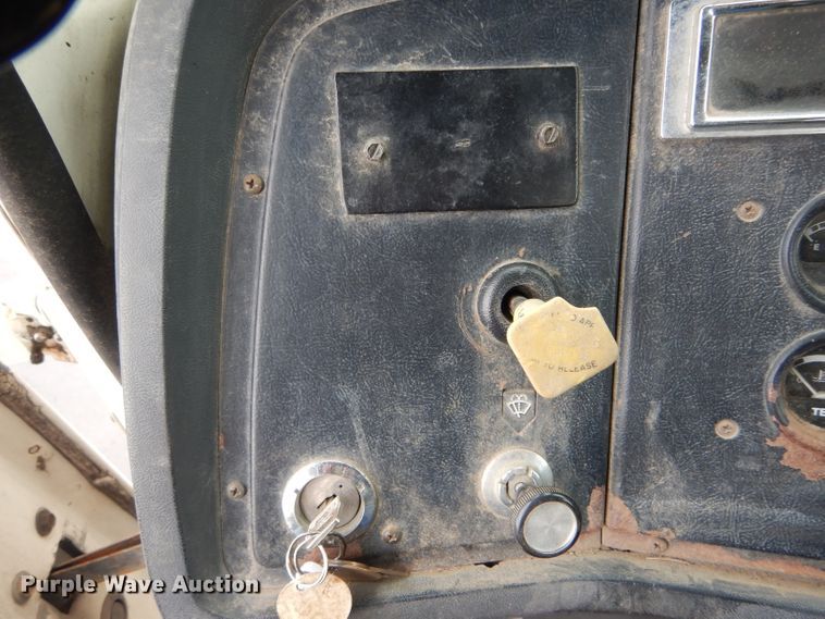 image for item EU9876 1995 Ford L7000 bucket truck