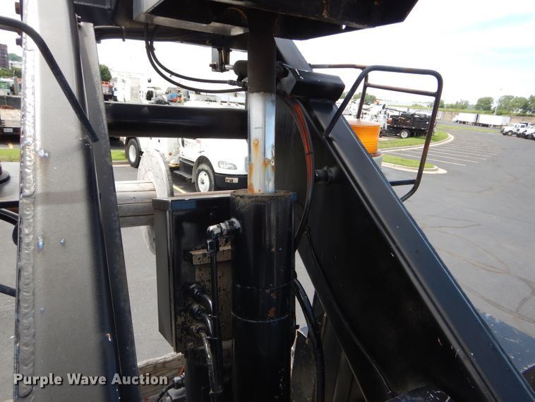 image for item EU9876 1995 Ford L7000 bucket truck