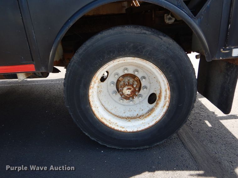 image for item EU9876 1995 Ford L7000 bucket truck