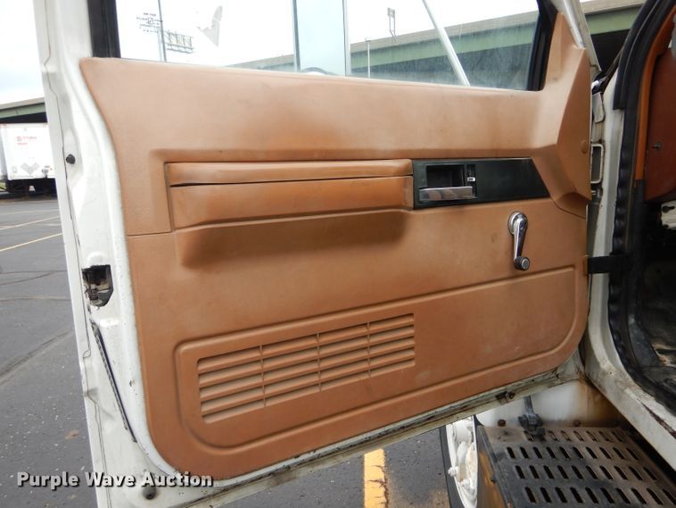 image for item EU9877 1994 GMC TopKick C6500 bucket truck