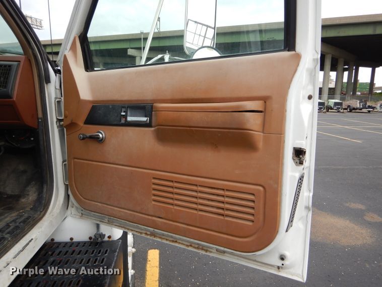 image for item EU9877 1994 GMC TopKick C6500 bucket truck