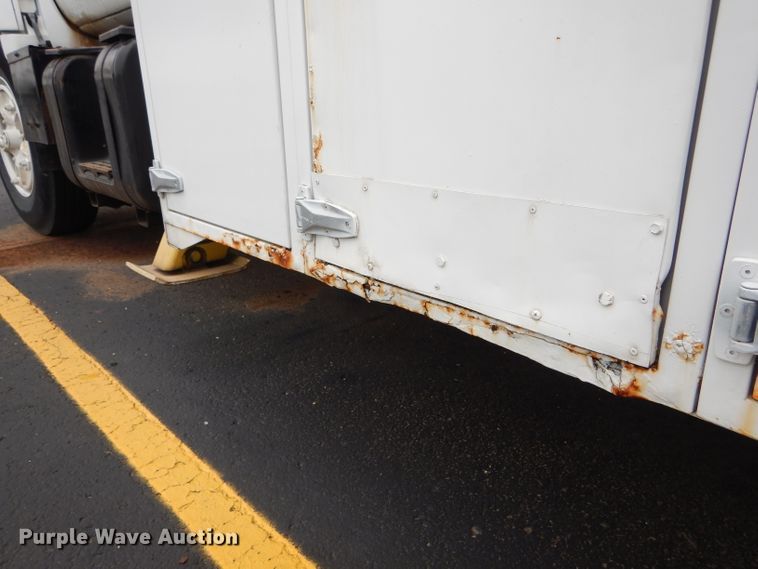 image for item EU9877 1994 GMC TopKick C6500 bucket truck