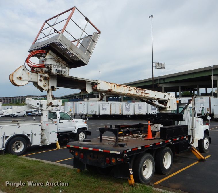 image for item EU9878 1992 Ford L8000 bucket truck