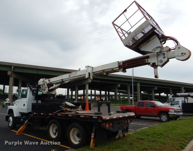 image for item EU9878 1992 Ford L8000 bucket truck
