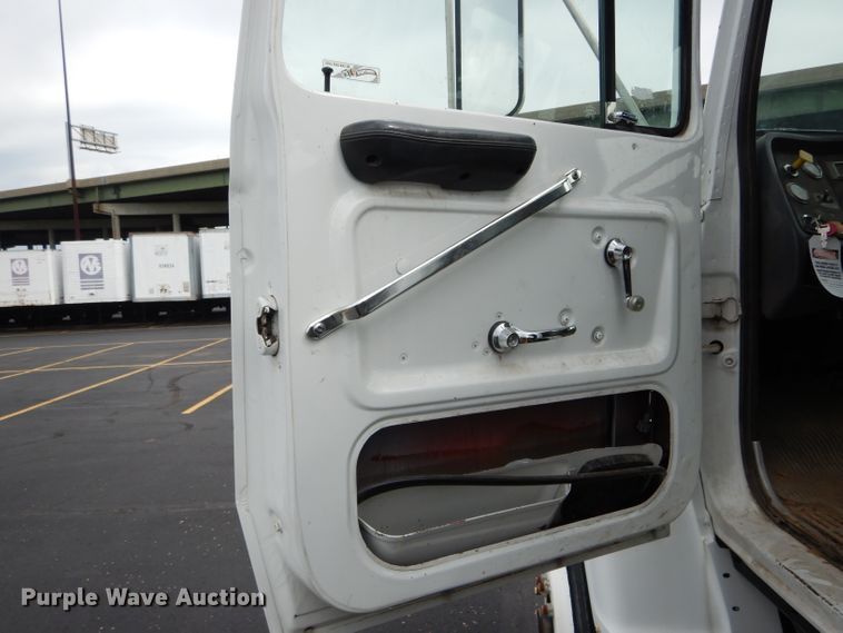 image for item EU9878 1992 Ford L8000 bucket truck