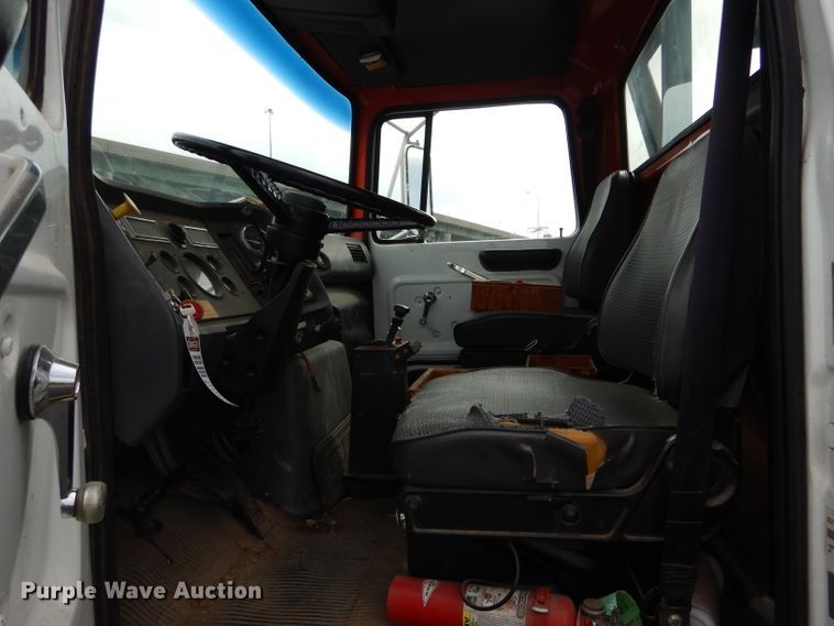 image for item EU9878 1992 Ford L8000 bucket truck