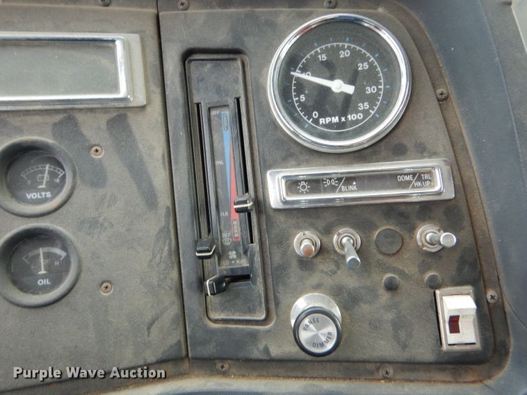 image for item EU9878 1992 Ford L8000 bucket truck