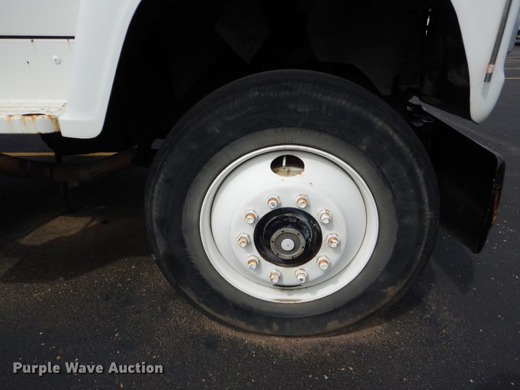 image for item EU9878 1992 Ford L8000 bucket truck