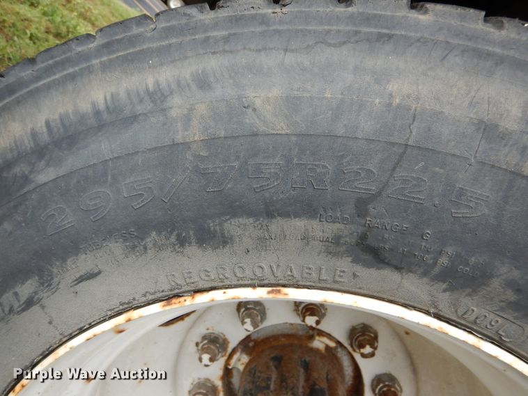 image for item EU9878 1992 Ford L8000 bucket truck