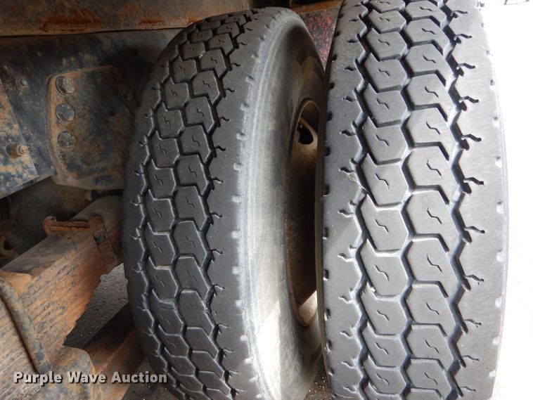 image for item EU9878 1992 Ford L8000 bucket truck