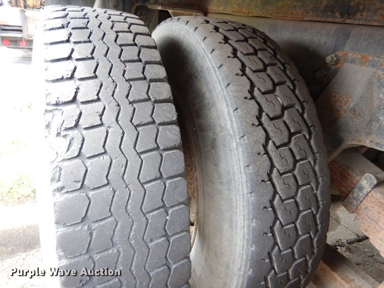 image for item EU9878 1992 Ford L8000 bucket truck