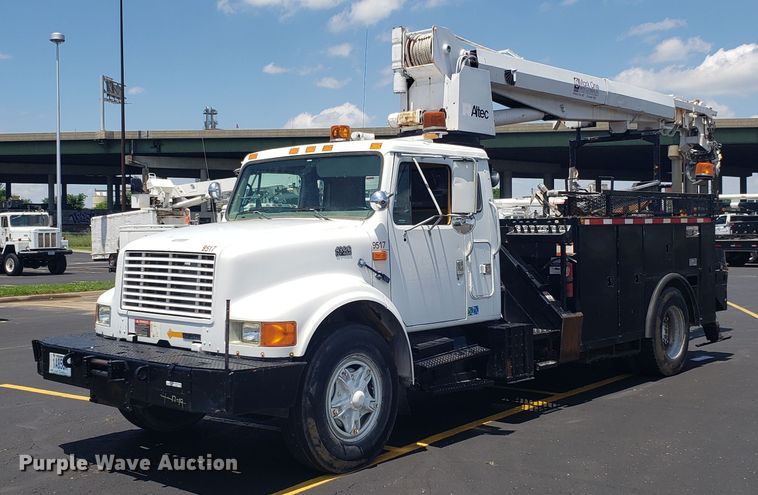 image for item EU9882 1995 International 4900 digger derrick truck