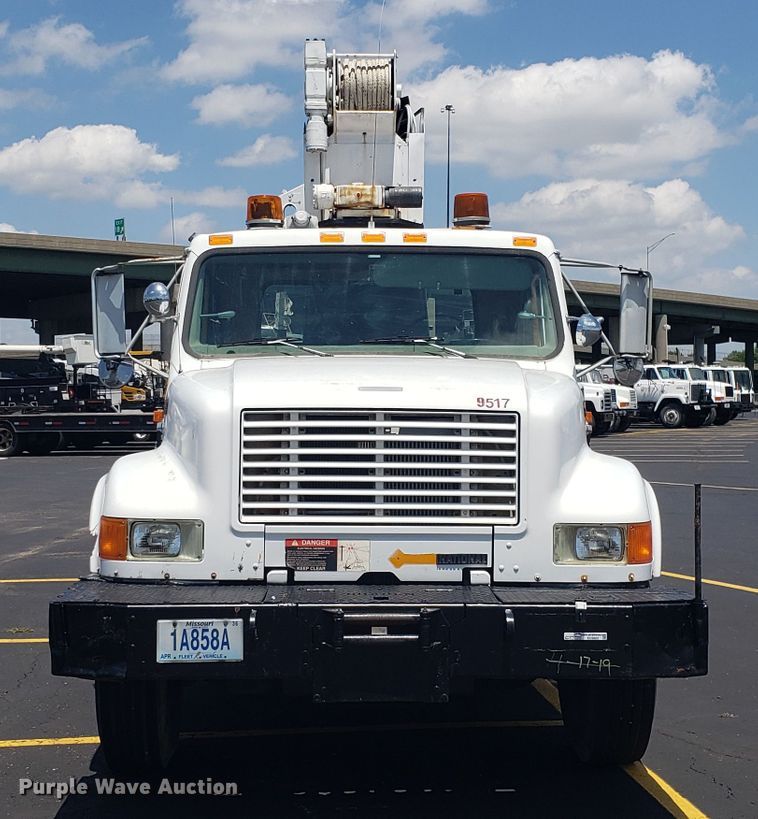 image for item EU9882 1995 International 4900 digger derrick truck