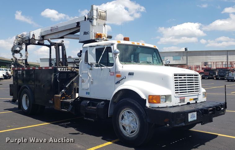 image for item EU9882 1995 International 4900 digger derrick truck