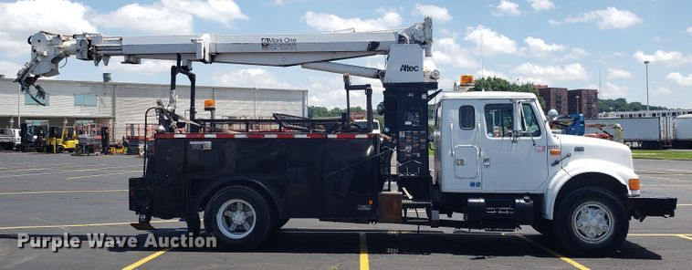 image for item EU9882 1995 International 4900 digger derrick truck