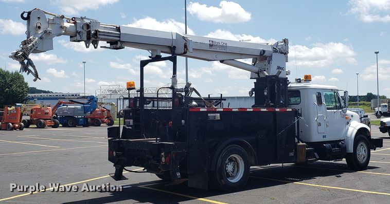 image for item EU9882 1995 International 4900 digger derrick truck
