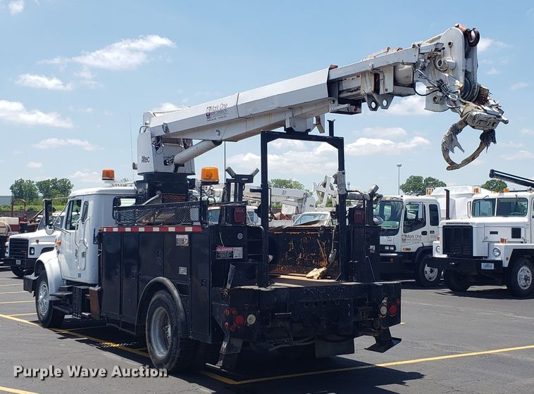 image for item EU9882 1995 International 4900 digger derrick truck