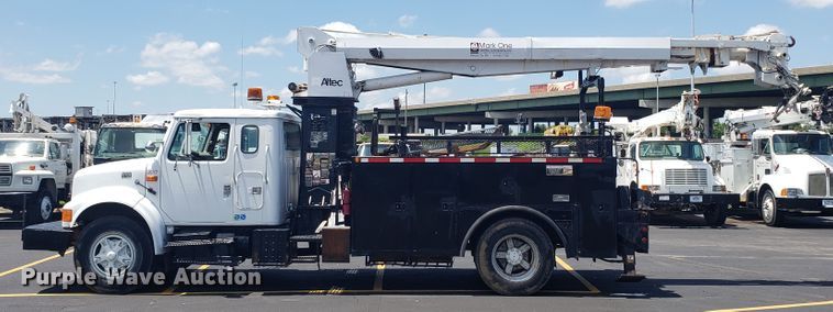 image for item EU9882 1995 International 4900 digger derrick truck