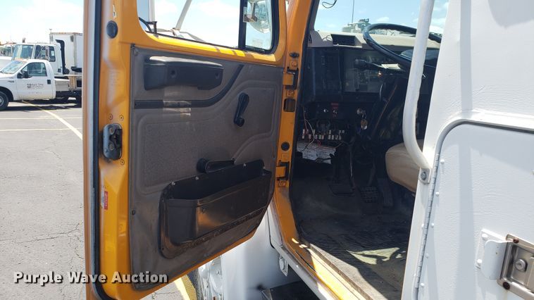 image for item EU9882 1995 International 4900 digger derrick truck