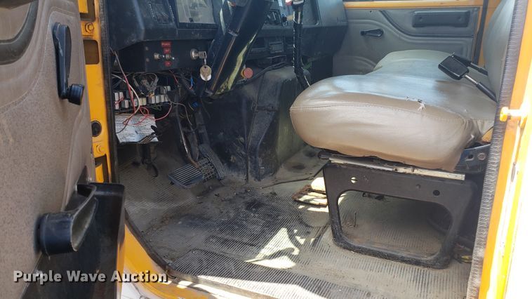 image for item EU9882 1995 International 4900 digger derrick truck